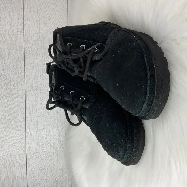 Boots Ankle Flats By Ugg In Black, Size: 8